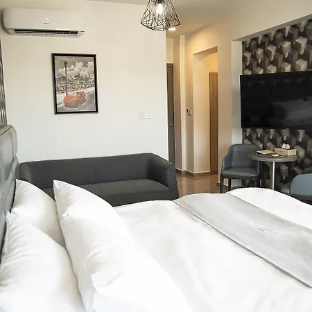 Jimmy's Aparthotel 4*